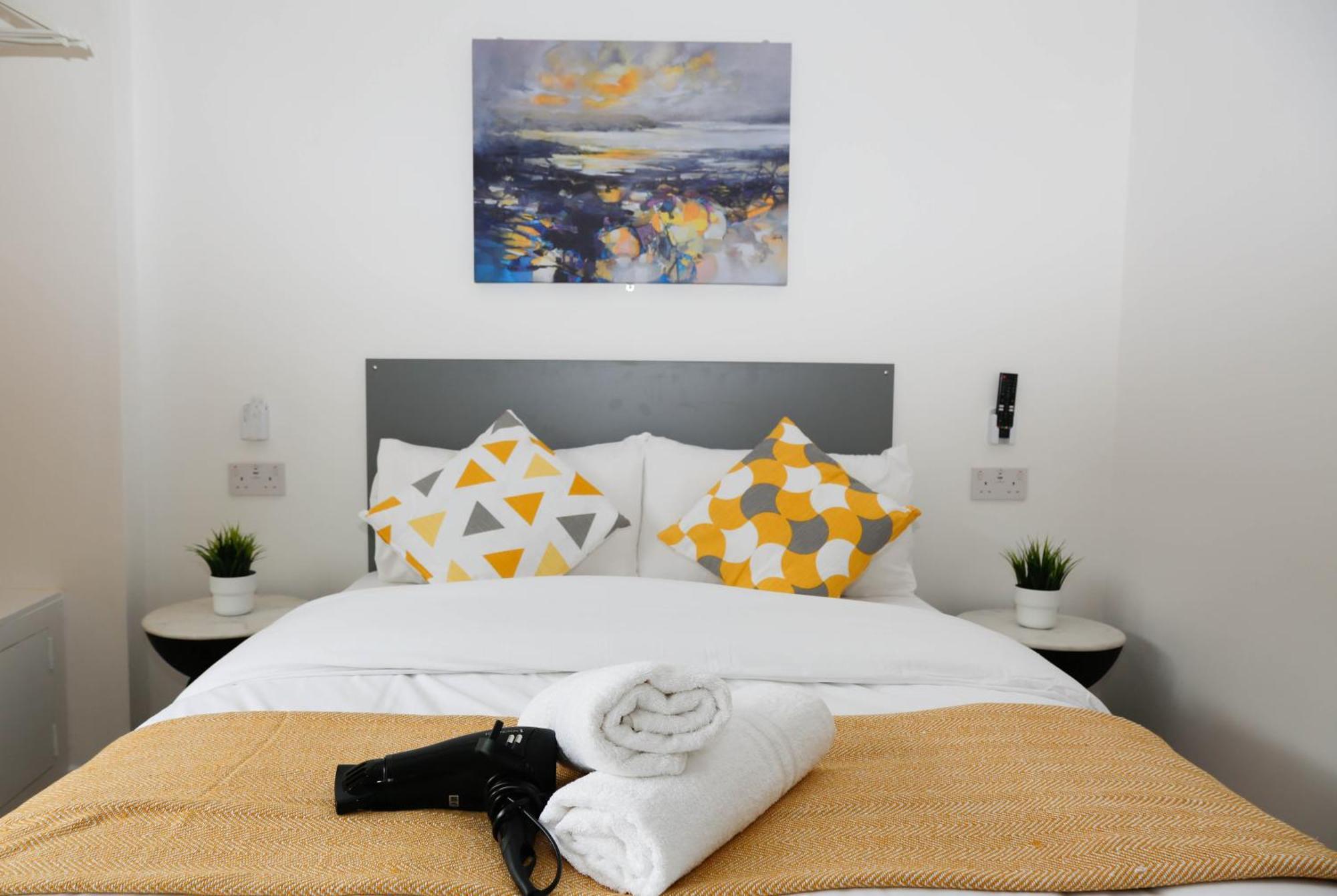 New Luxury In Next To Shops, Cafes, Bars & Metro