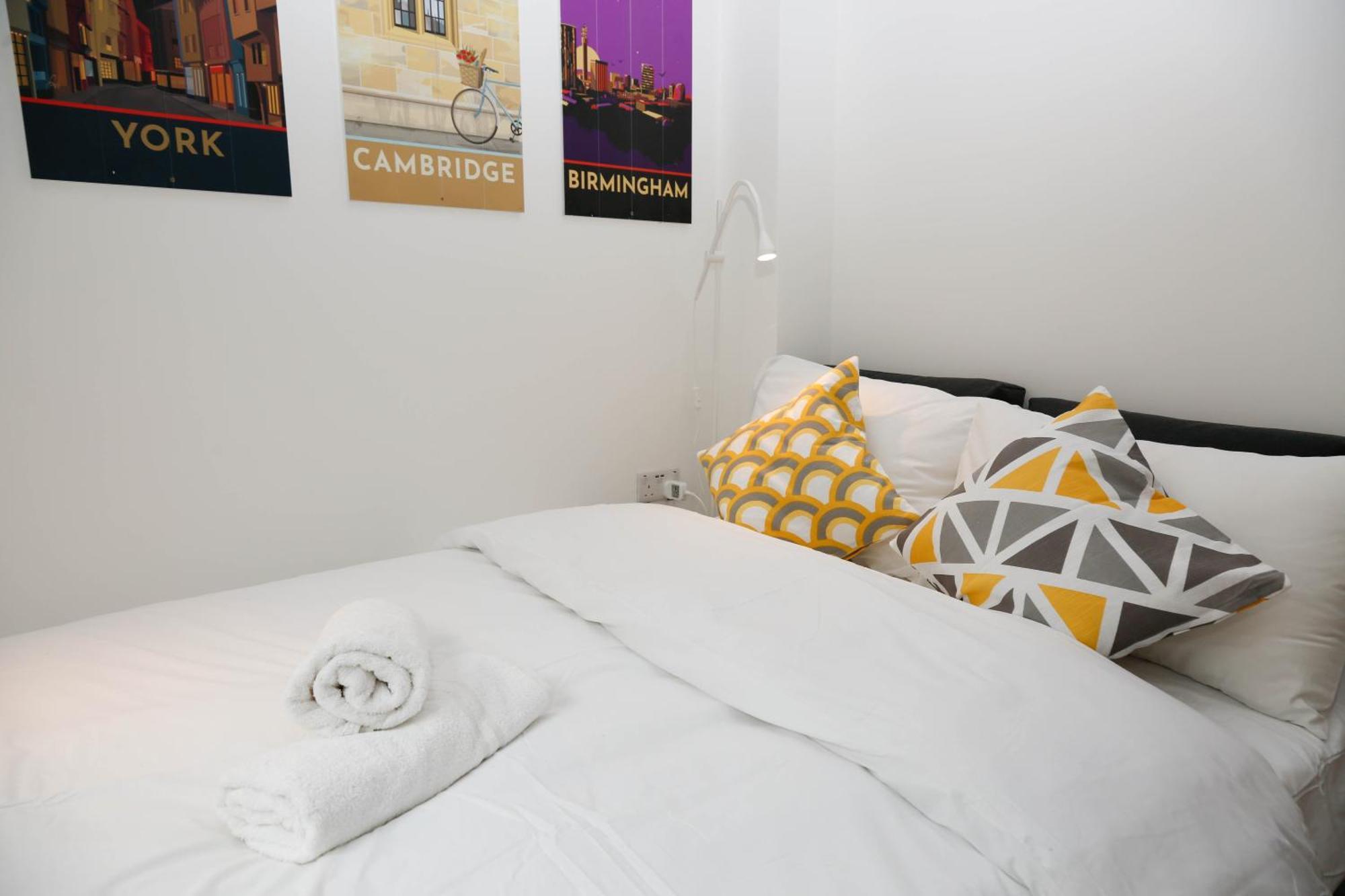 New Luxury In Next To Shops, Cafes, Bars & Metro Apartment