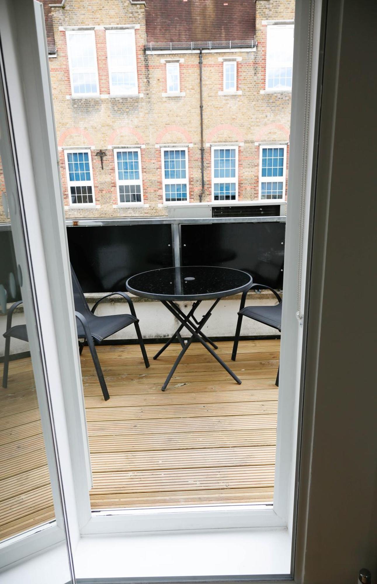 Apartment New Luxury In Next To Shops, Cafes, Bars & Metro