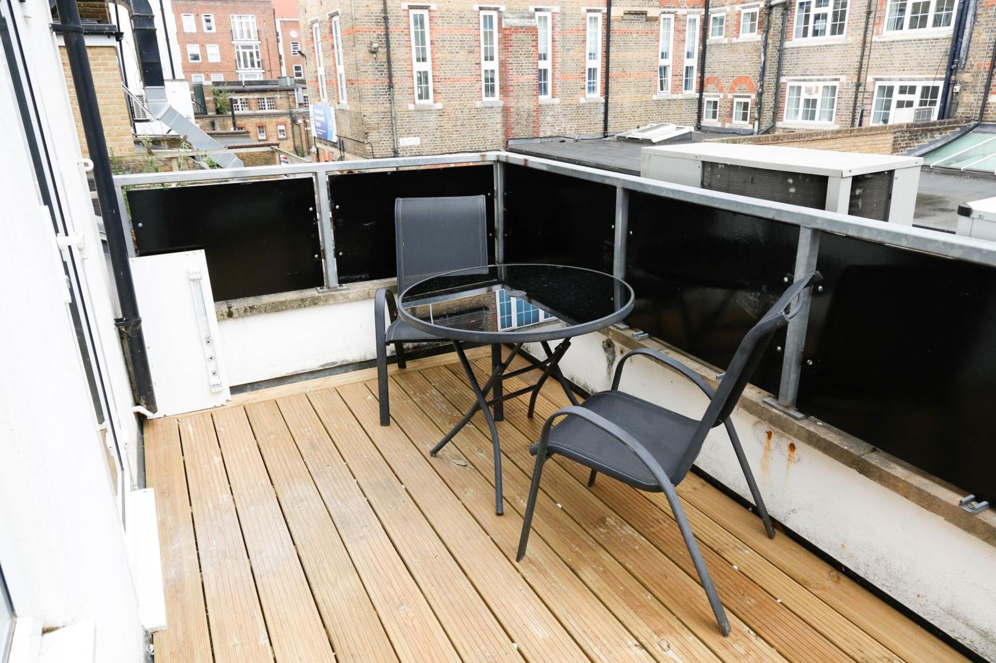 Apartment New Luxury In Next To Shops, Cafes, Bars & Metro