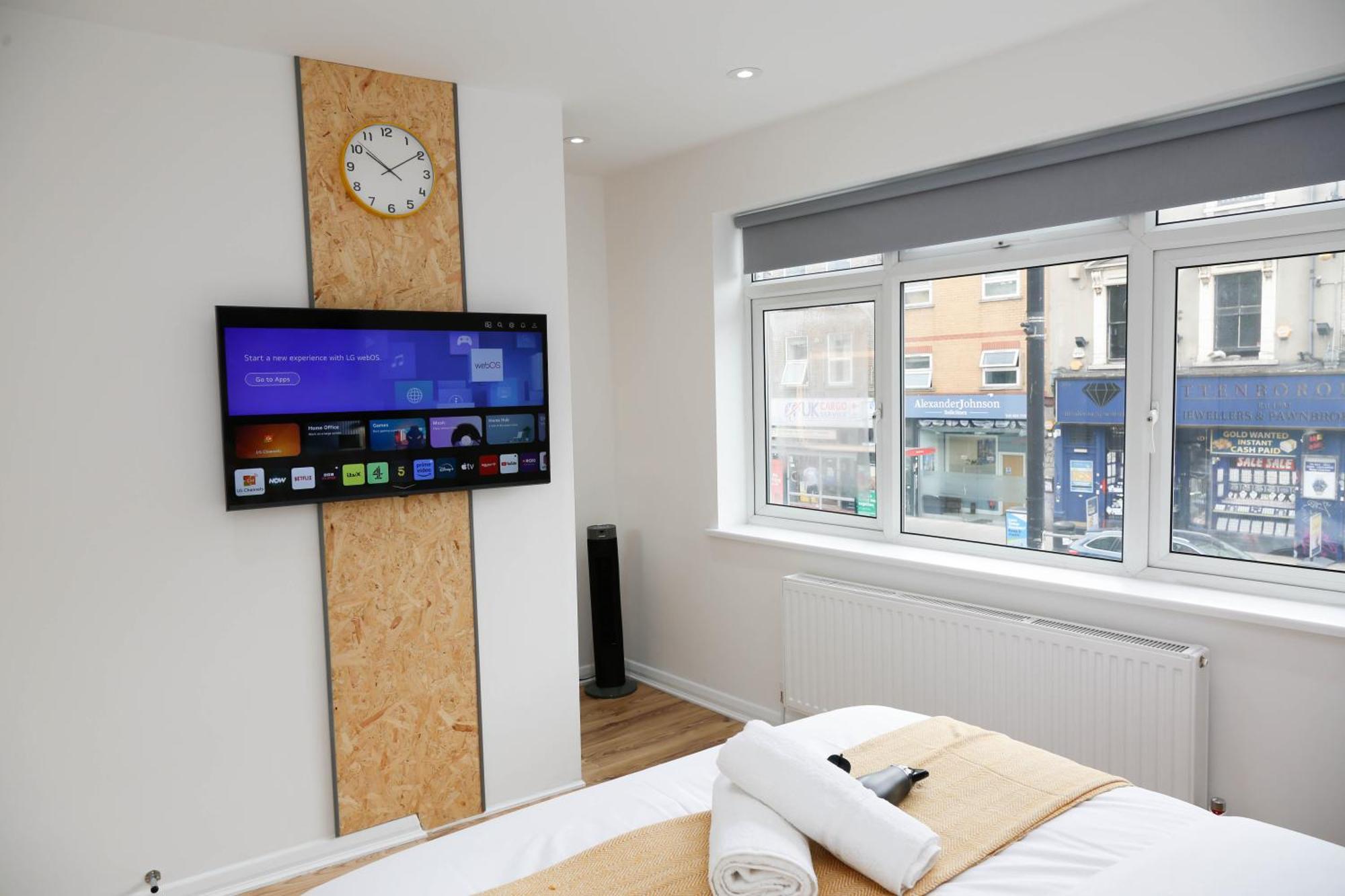 New Luxury In Next To Shops, Cafes, Bars & Metro Apartment
