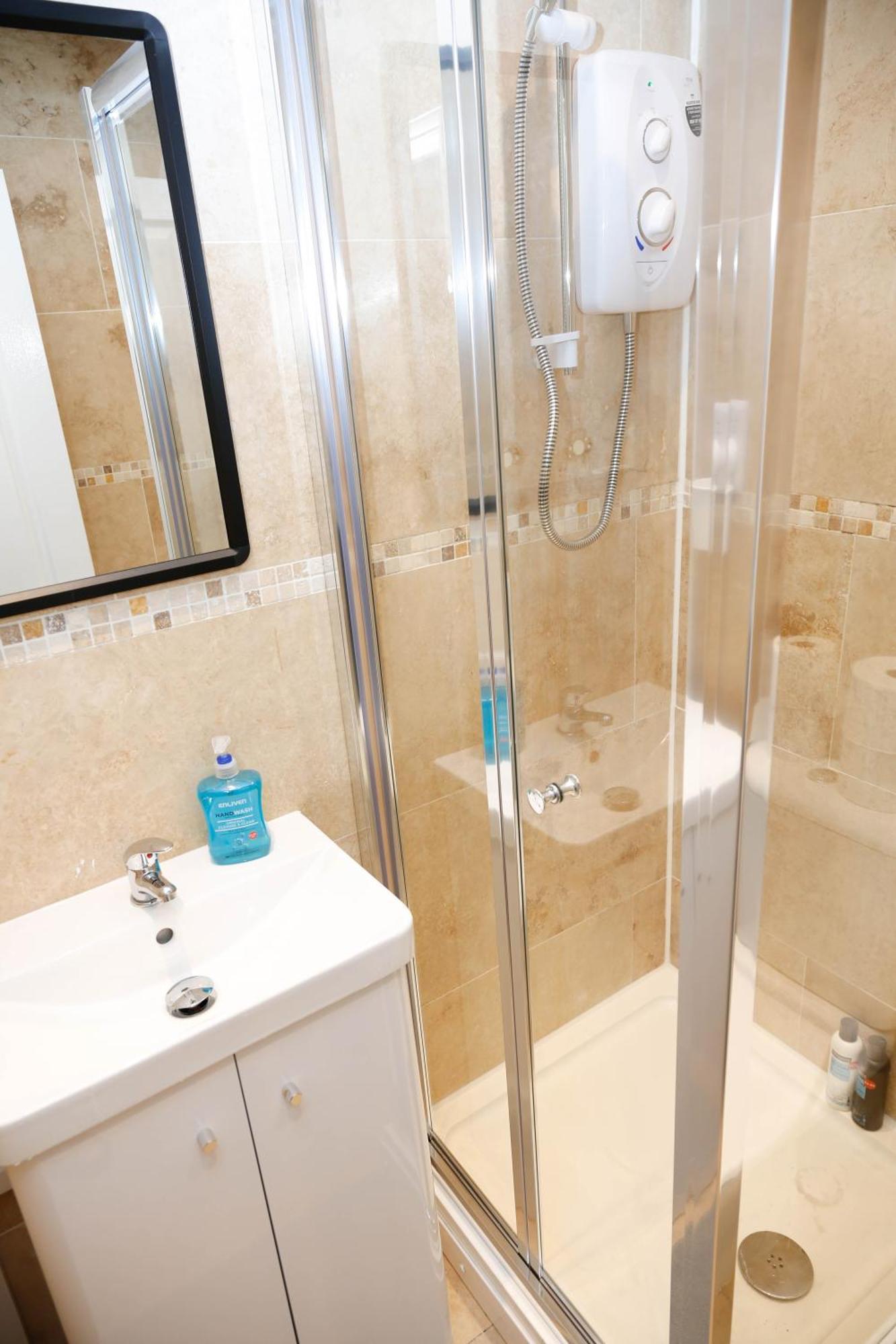 New Luxury In Next To Shops, Cafes, Bars & Metro Apartment *