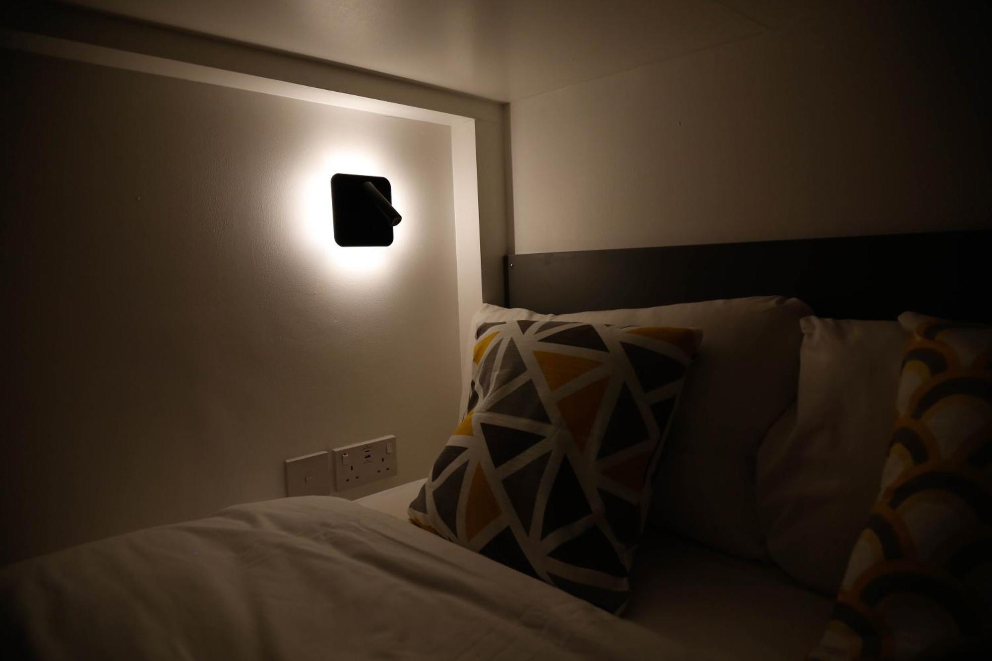 New Luxury In Next To Shops, Cafes, Bars & Metro Apartment London