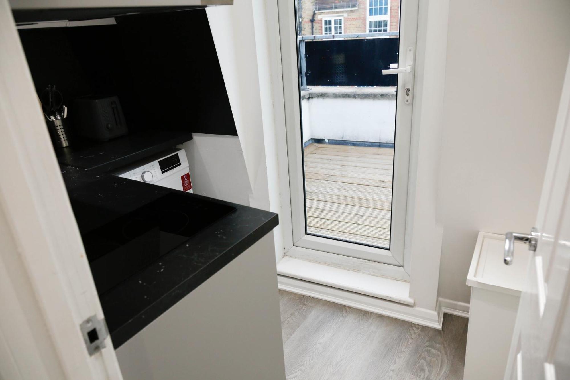 New Luxury In Next To Shops, Cafes, Bars & Metro London
