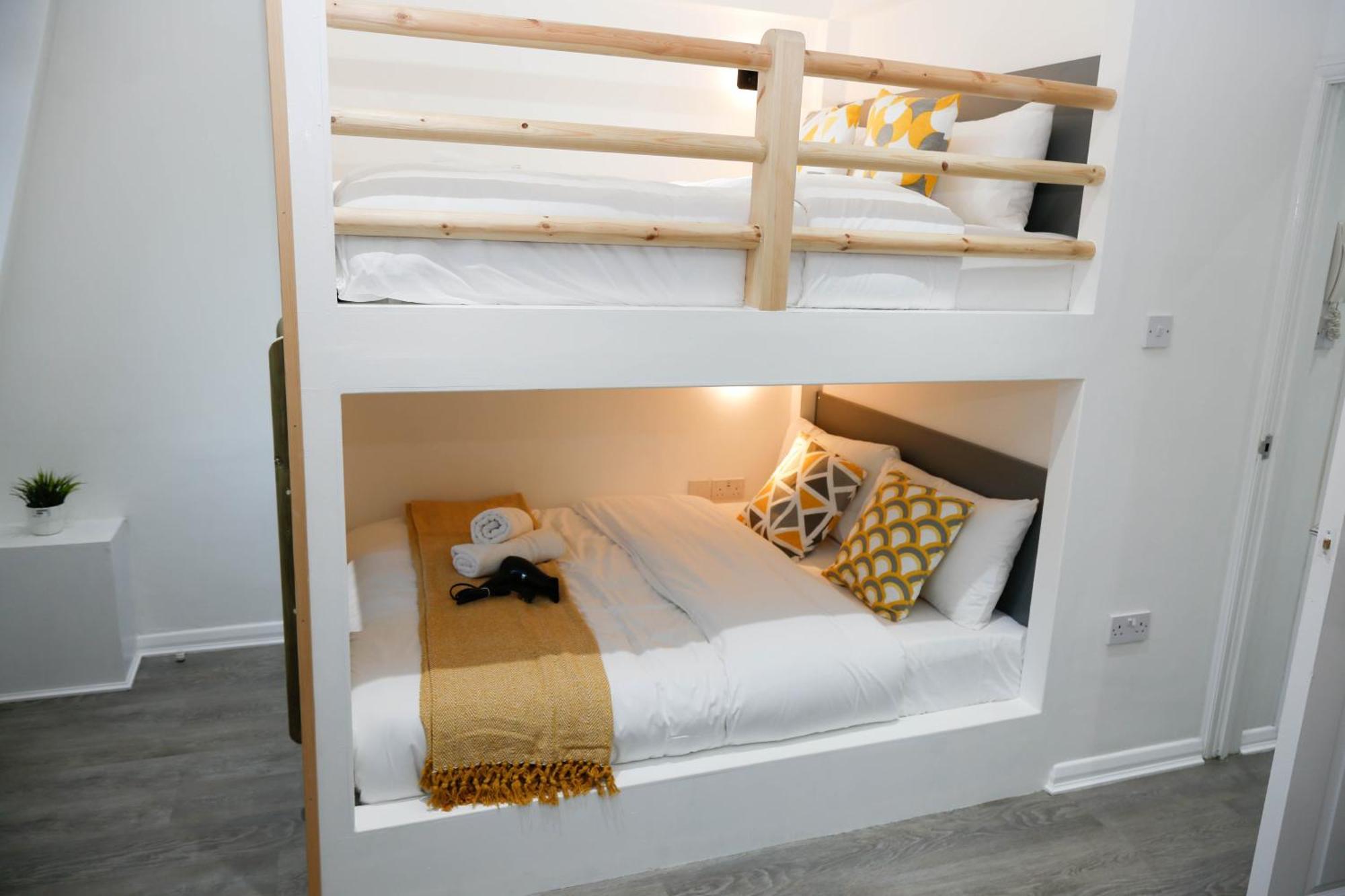 New Luxury In Next To Shops, Cafes, Bars & Metro Apartment London