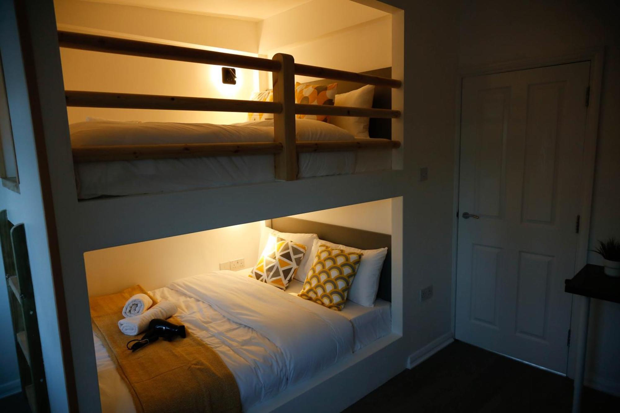 New Luxury In Next To Shops, Cafes, Bars & Metro *