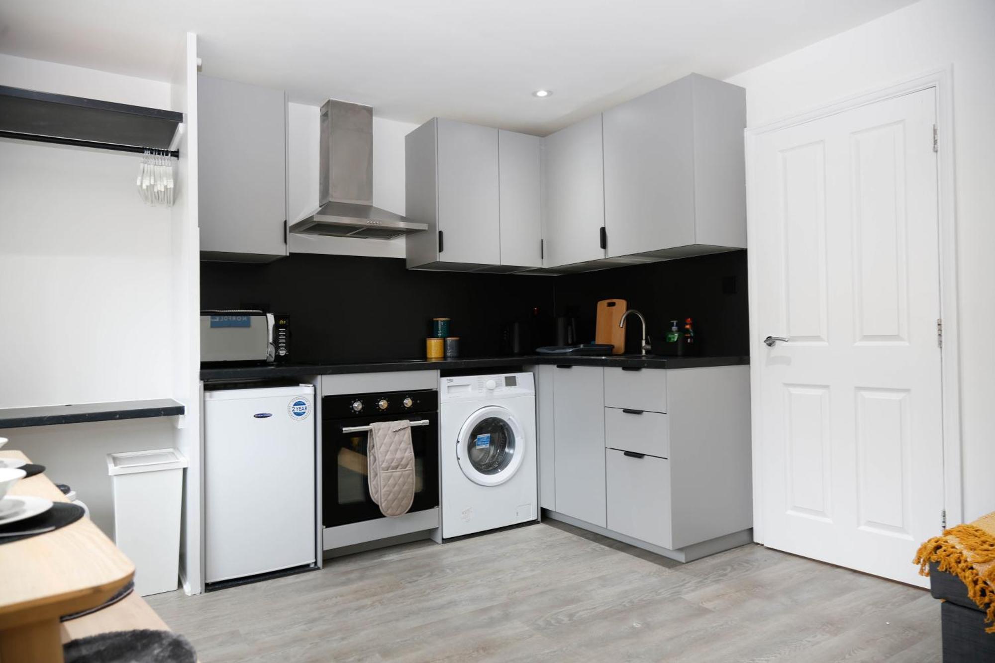 New Luxury In Next To Shops, Cafes, Bars & Metro Apartment London